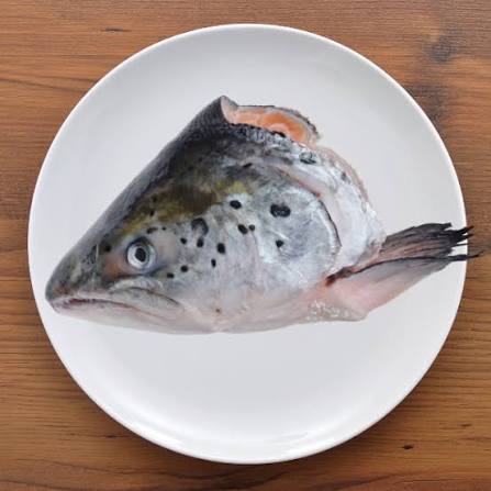 🇳🇴挪威三文魚頭 (1個) | 挪威純淨深海頂級三文魚血統、富含豐富膠原蛋白與Omega-3魚油(肉質滑嫩多汁、熬煮濃郁魚湯/醬汁紅燒皆宜,輕鬆打造滋補暖胃的家常海鮮饗宴)