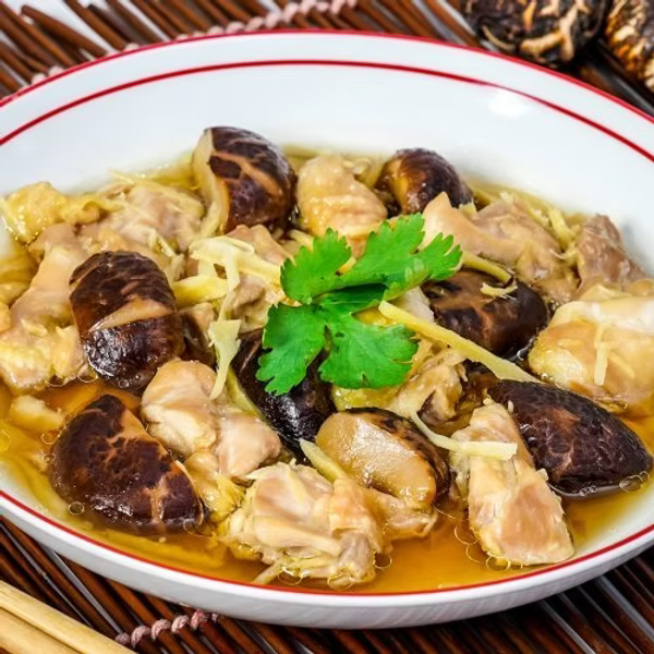 精選花菇蒸滑雞 (300g) (已醃製生肉)｜ 厚肉花菇香氣濃郁、雞肉滑嫩多汁、秘製醬汁入味（電飯煲/蒸鍋即食、經典住家菜神還原、省時必備）