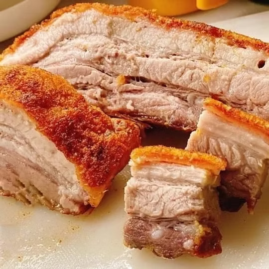 【浪】港式脆皮燒腩仔 (500g) ｜ 黃金酥脆玻璃皮、肥瘦相間肉汁飽滿、經典港式燒臘（精選優質五花肉、加熱即食/氣炸焗爐適用、燒肉飯/加菜首選、輕鬆還原茶餐廳美味）