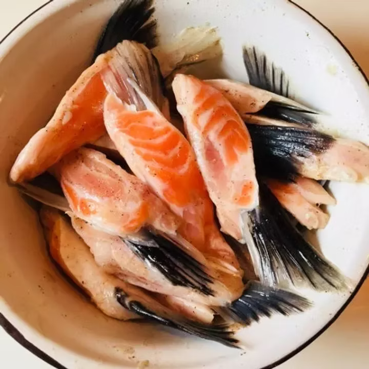 大西洋三文魚邊鰭 (350g) ｜ 骨邊肉極致滑嫩、天然魚油香氣濃郁（椒鹽香煎/火鍋萬用）